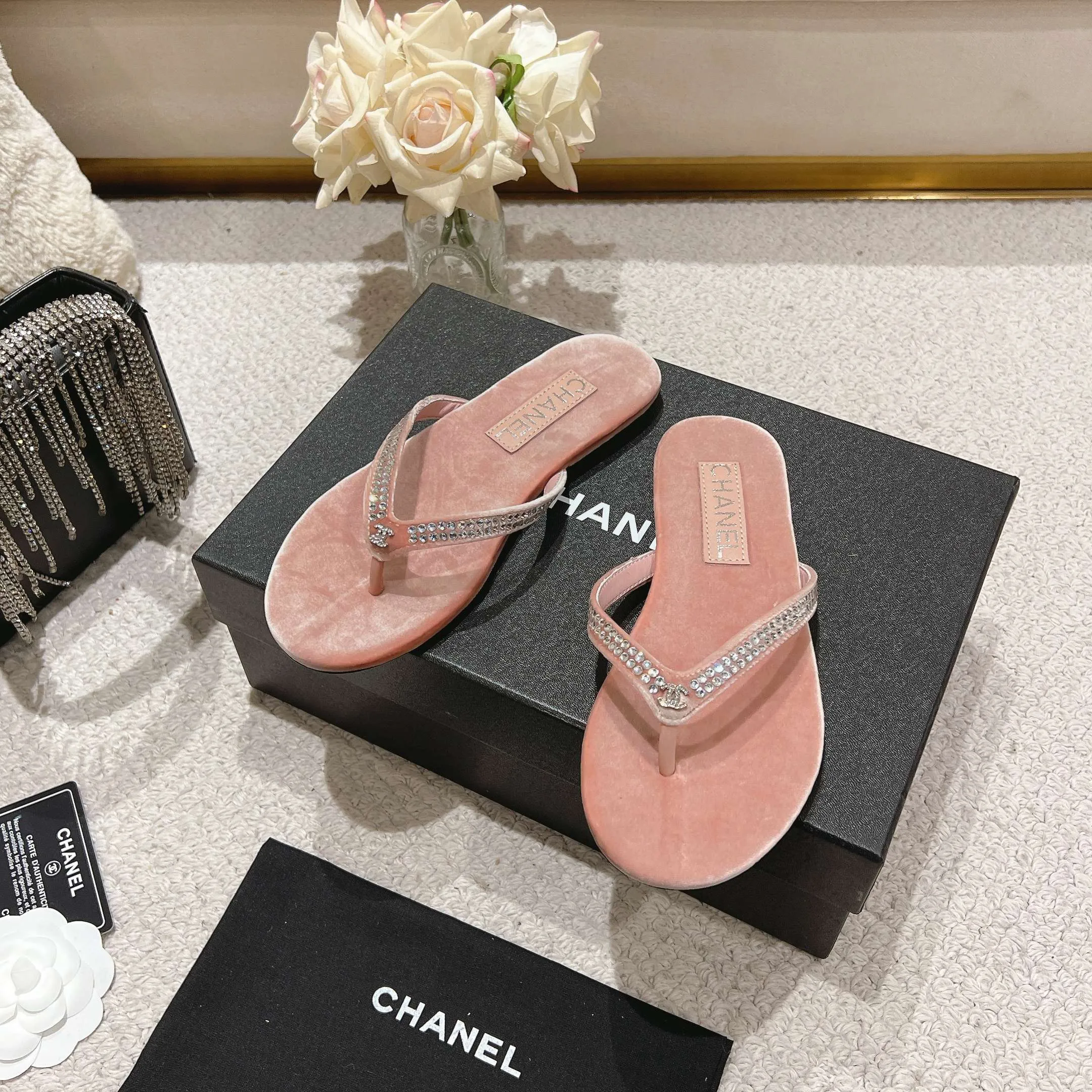 👟👟Ex-factory price 480👟👟 Xiaoxiang chanel 2025 new flip-flops! This series is really amazing. How can it be so beautiful! Summer is really an invincible combination that can be salty or sweet ~ The upper is made of original velvet and the lining is lambskin genuine leather outsole Size: 35-40 (40 customized)